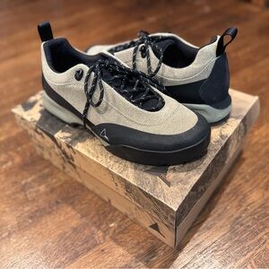 ROA Cingino in sand black. BRAND NEW-never worn